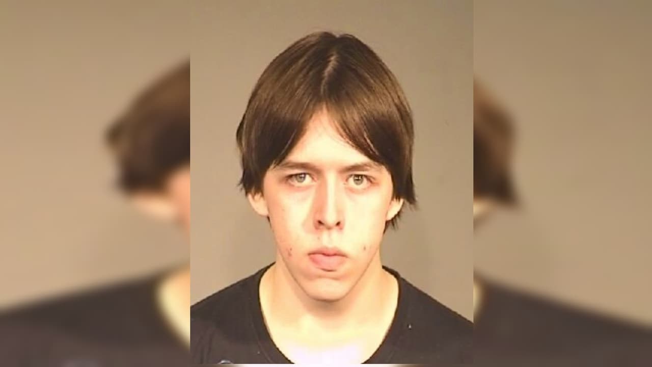 Dijo que su hermano menor mató a su padre antes de suicidarse y ahora la policía lo acusa de haber asesinado a los dos