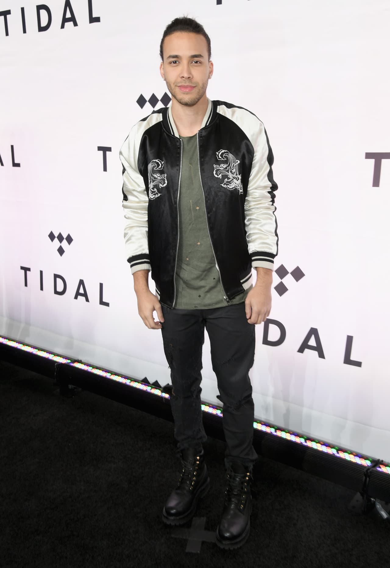 Este último 'look' es del evento Tidal X 1015, antes de que Prince Royce se cortara el pelo.