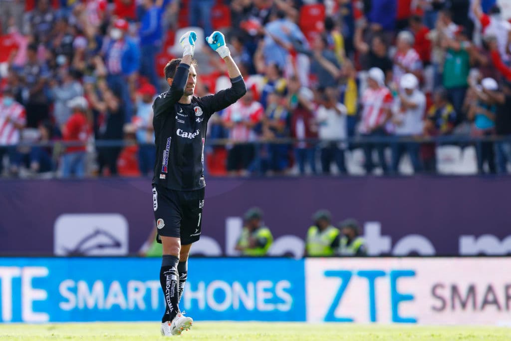 En un choque con muchas ocasiones, León, en el tiempo de reposición, se llevó el triunfo por 1-2 en casa del Atlético San Luis, equipo descontó con un gol en contra de Byron Castillo.