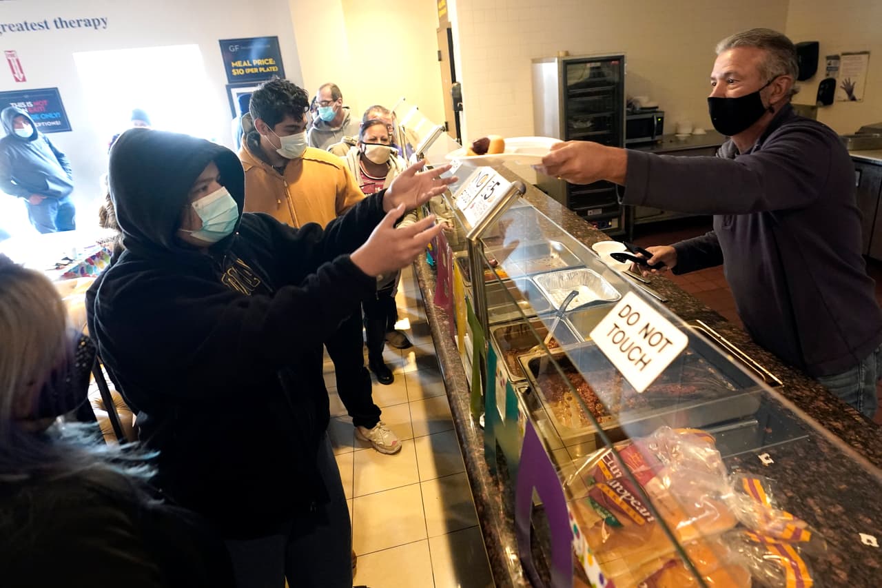 En la imagen, John Granato reparte alimentos a las personas que se refugian en una de las tiendas.