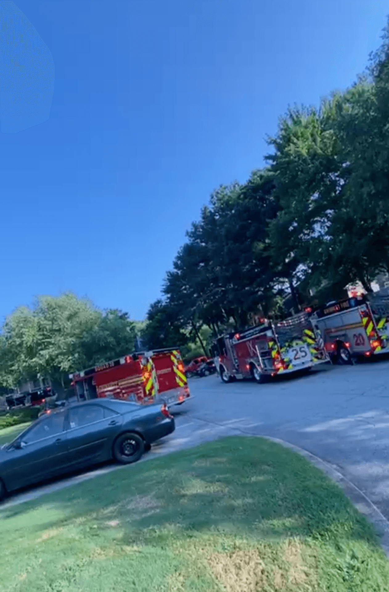 Los bomberos del condado de Gwinnett llegaron al lugar poco después de las 8:53 a. m. después de que
<b>varias personas que llamaron al 911 reportaran llamas visibles desde una unidad del último piso</b>, ubicada en 1406 Club Lakes Parkway.
<br>
<br>También indicaron que algunos residentes podrían estar atrapados en el interior.
<br>