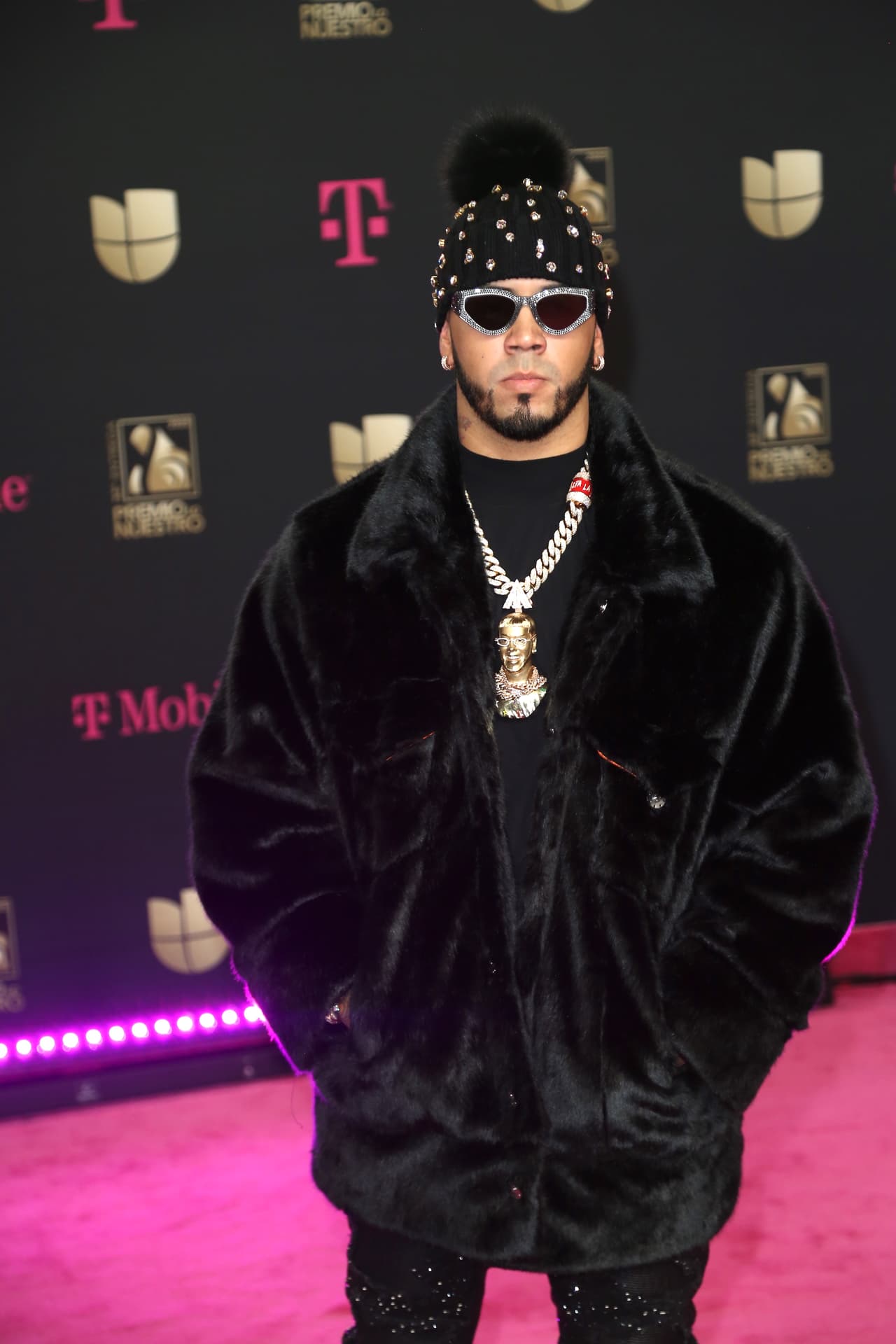 Anuel dijo que todavía no saben en qué lugar se convertirán en marido y mujer. Sin embargo, contestó con humor al cuestionamiento: "
<b>Lo vamos a hacer posiblemente en una isla o en África</b>".