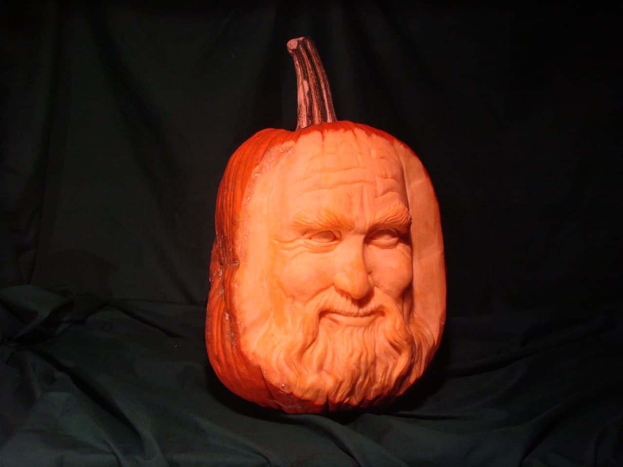 Las terroríficas y riquísimas esculturas que diseña encantarán a todo amante de Halloween.