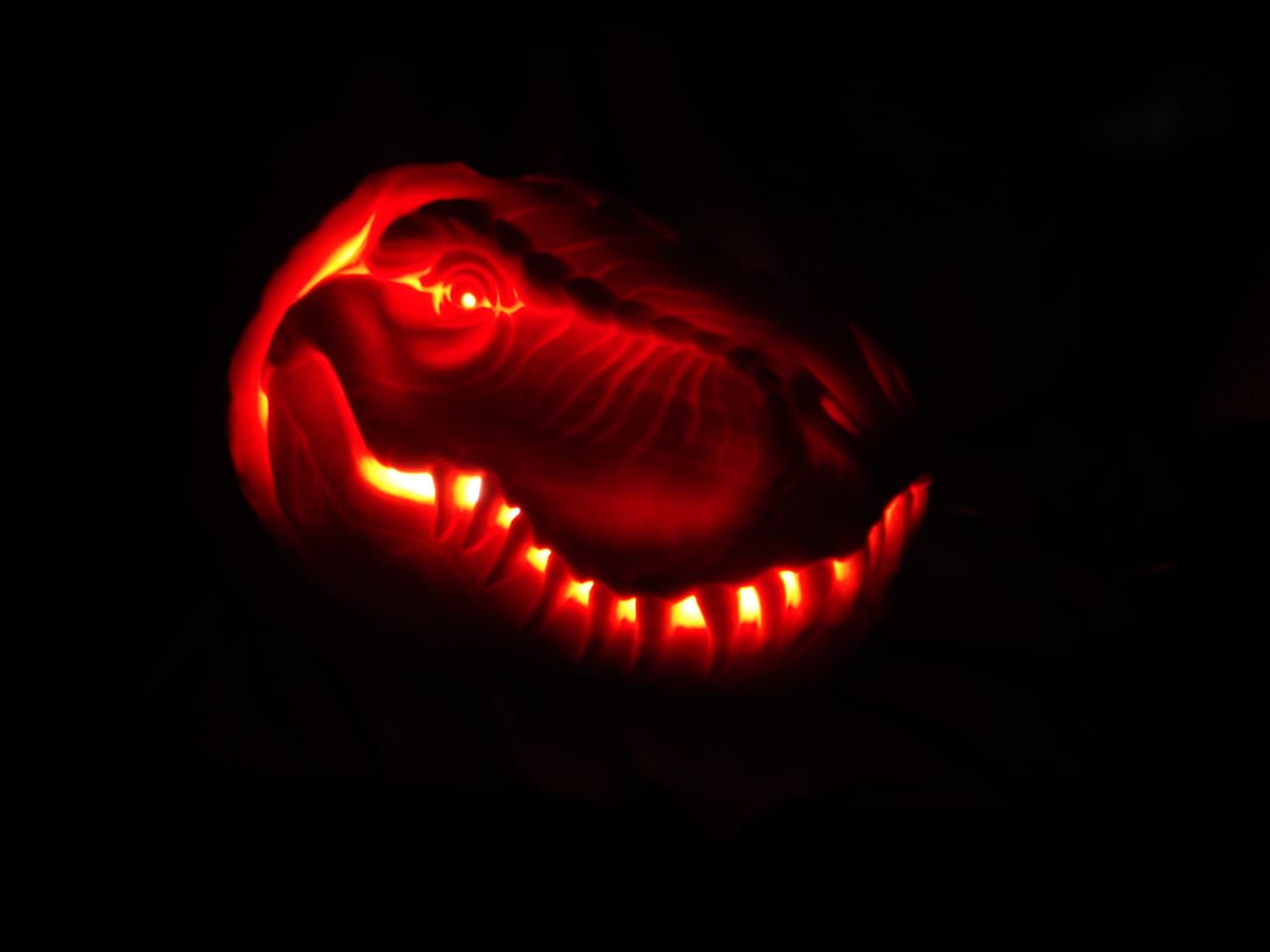 Encendida, los colmillos lucen incluso más filosos y peligrosos.