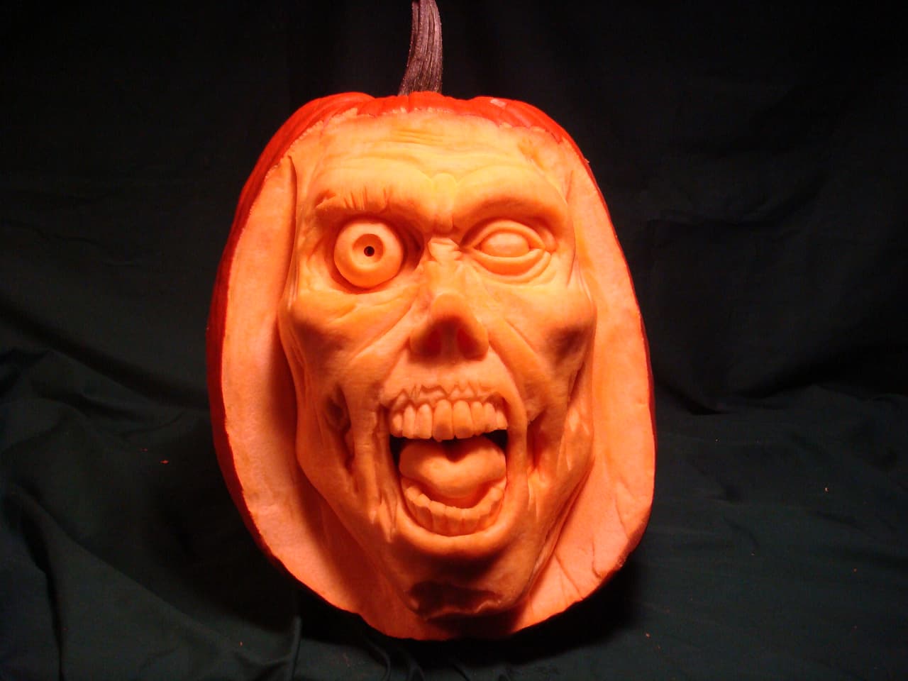 ¡Cuidado! Los zombis podrían atacarte cuando pases a su lado.