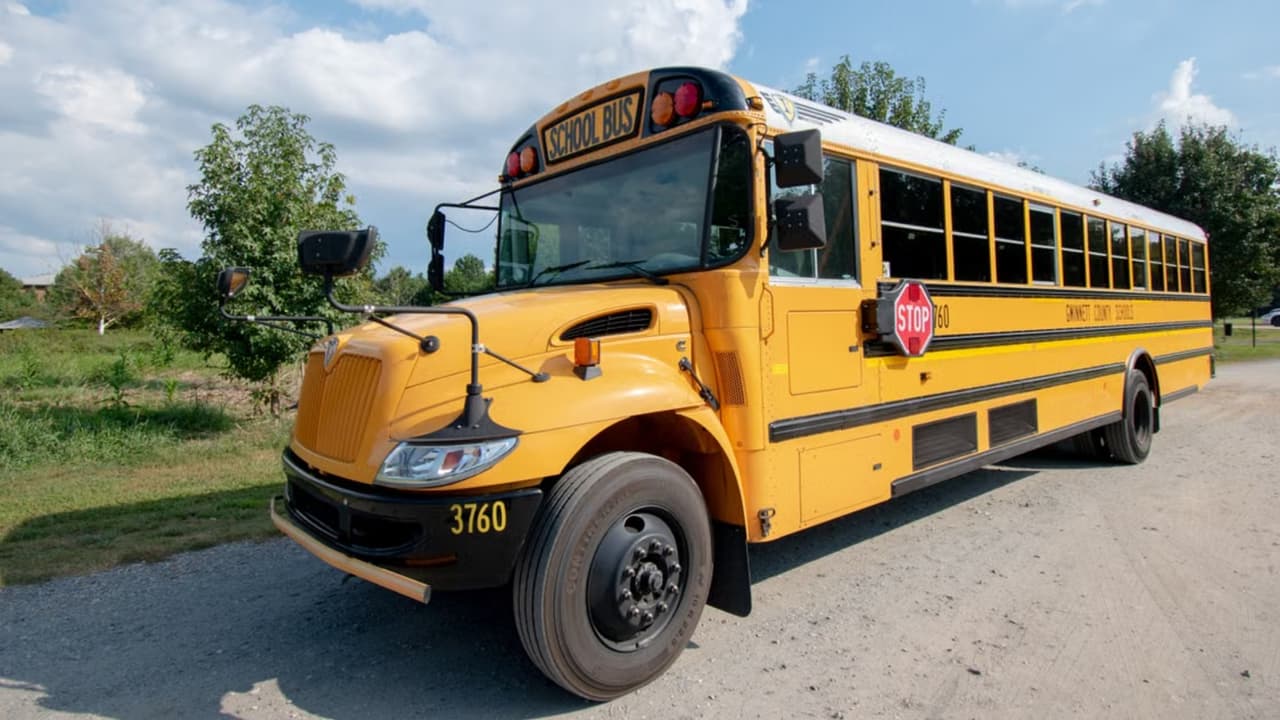 "Nos quitan la herramienta de trabajo": conductores inmigrantes de buses escolares se quedan sin licencias