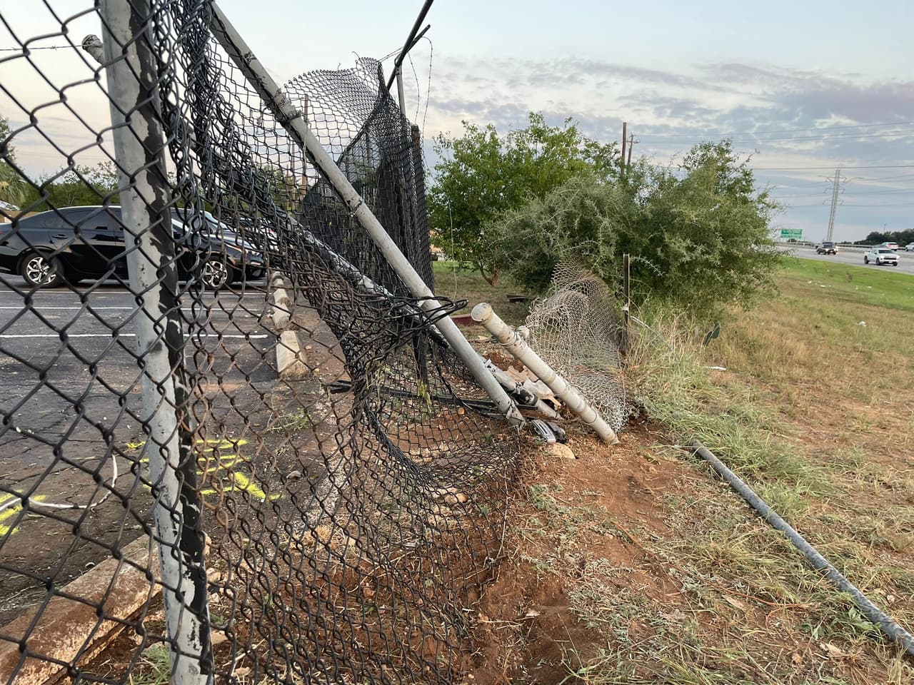 Los hechos ocurrieron alrededor de las 10:58 de la noche del domingo 4 de agosto cuando el conductor volcó su auto sedán.