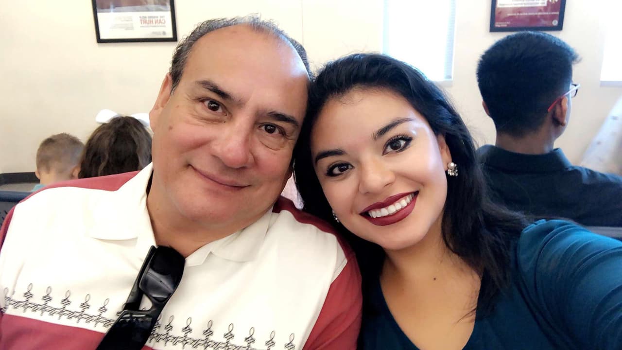 Nuestra reportera Cynthia Cano le dice a su padre lo siguiente. "A mi papá, Delfino Cano; gracias por tu amor y cariño infinito que me ha llevado y protegido en esta vida. Te amo Daddy."