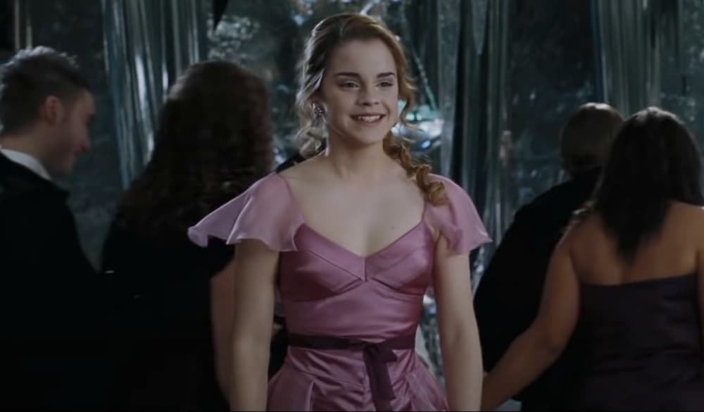 Para ese vestido, la diseñadora de vestuario Jany Temime decidió que quería que Emma Watson pareciera una muñeca, con un toque ligeramente sexy y adecuado para su edad.