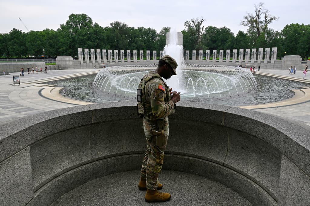 El monumento a la Segunda Guerra Mundial en Washington fue vandalizado con burbujas y grafitis, lo que enfureció a Trump