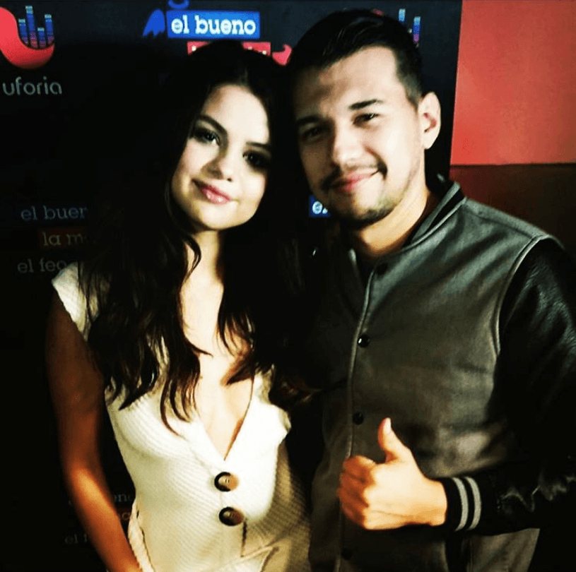 Gracias a su trabajo en la radio, el locutor ha tenido la dicha de conocer a celebridades de la talla de
<b>Selena Gomez</b>.