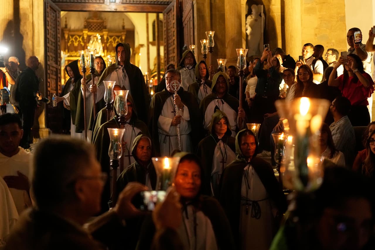Católicos asisten a una procesión de Semana Santa en el Casco Viejo de Ciudad de Panamá.
<br>
<br>Ambos aplican la misma regla general —
<b>la Pascua se celebra el domingo posterior a la primera luna llena tras el equinoccio de primavera</b>—, pero sus cálculos y bases astronómicas no coinciden, lo que genera diferencias de hasta cinco semanas en las fechas.