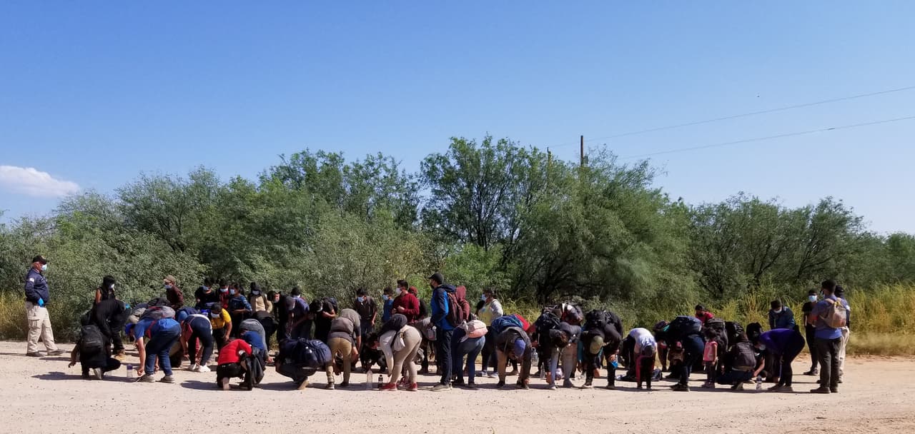 Los agentes encontraron un grupo de 102 migrantes al norte de la valla fronteriza internacional cerca de San Miguel, Arizona. Más de 50 eran menores no acompañados de Guatemala.