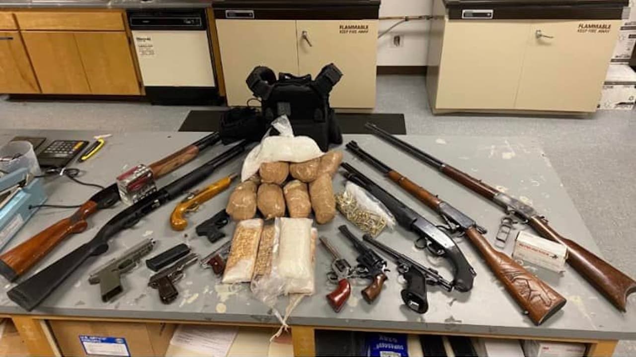 Decomisan metanfetaminas, armas y explosivos durante cateos en Sacramento