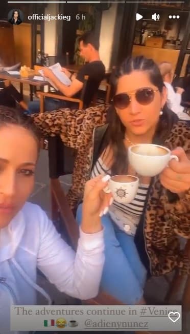 "La aventura continúa en Venecia", escribió la presentadora junto al clip en el que choca su taza de café con Adieny.