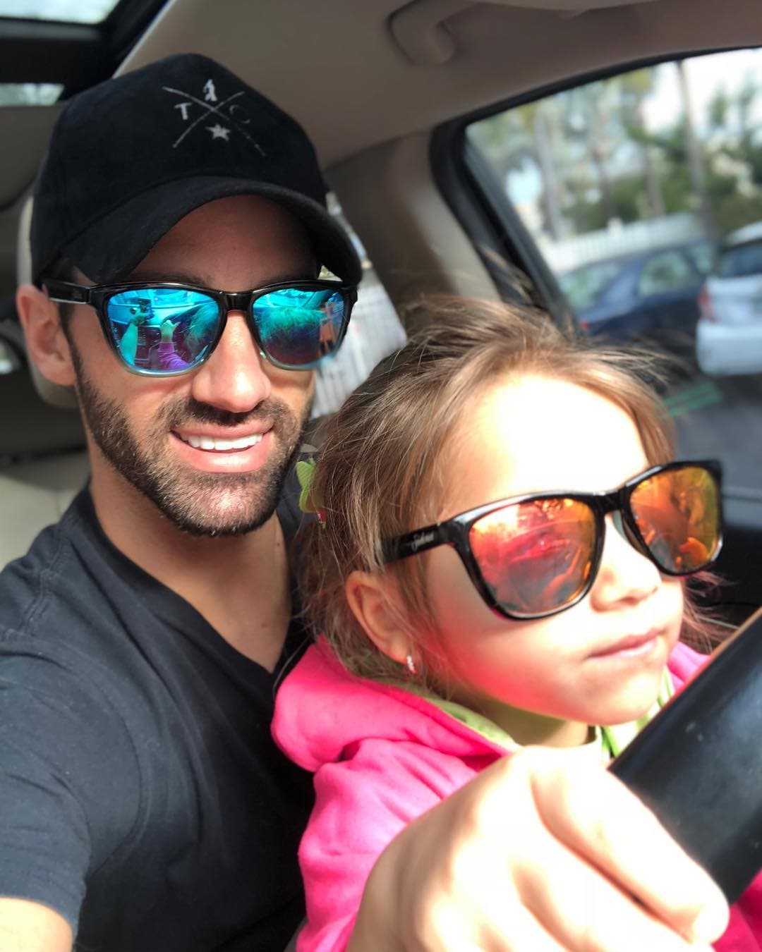 El artista español regularmente comparte en las redes sociales las ocurrencias de Alaïa, además de sus recorridos hasta la escuela.