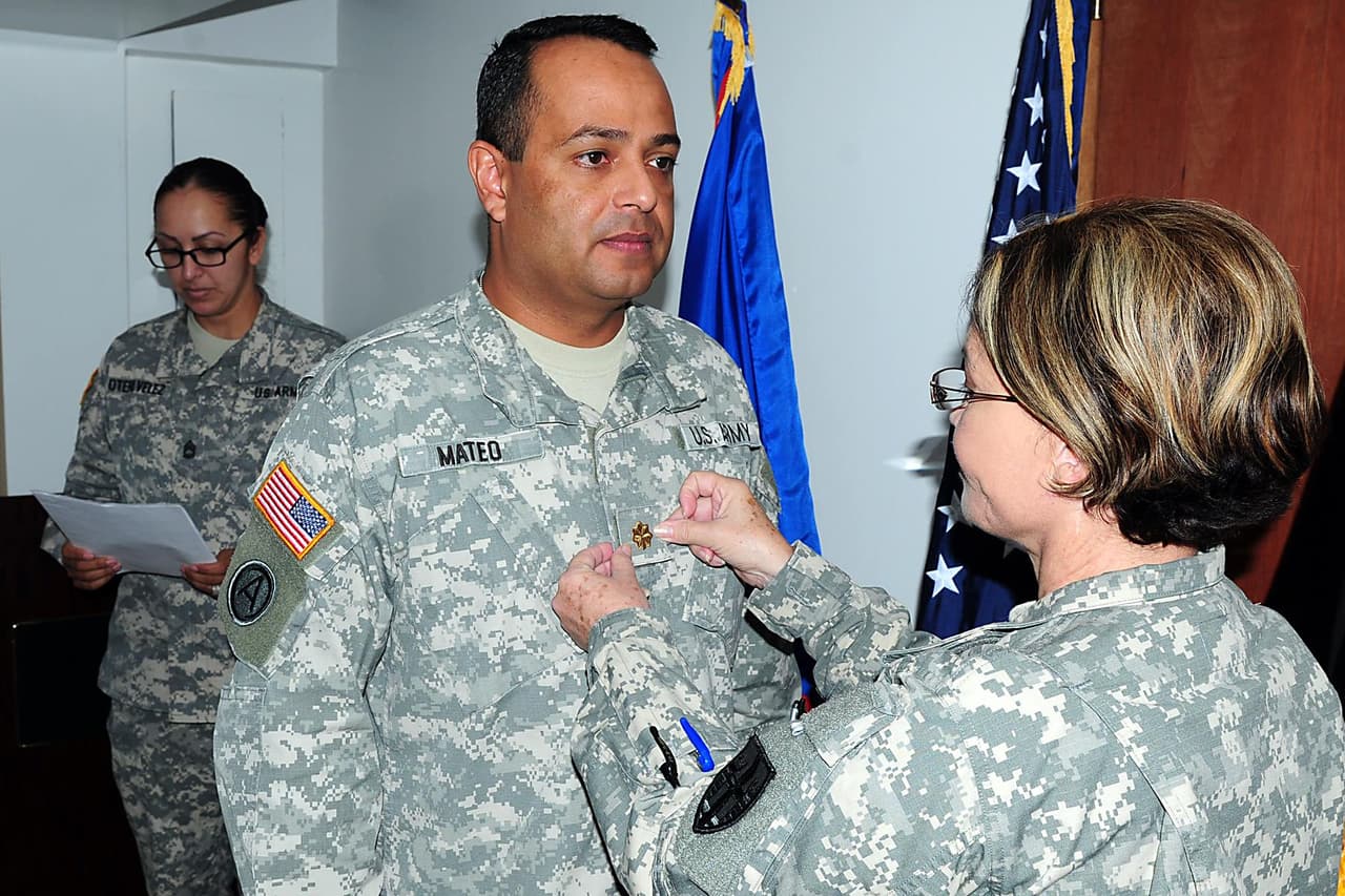 Es mujer, madre de cuatro hijos, esposa y fiel servidora de las fuerzas armadas. Es la primera mujer hispana, nacida y criada en Puerto Rico, en llegar a ocupar el prestigioso puesto. Su misión es continuar rompiendo la brecha y aumentar la presencia de mujeres en la milicia y posciones de poder.