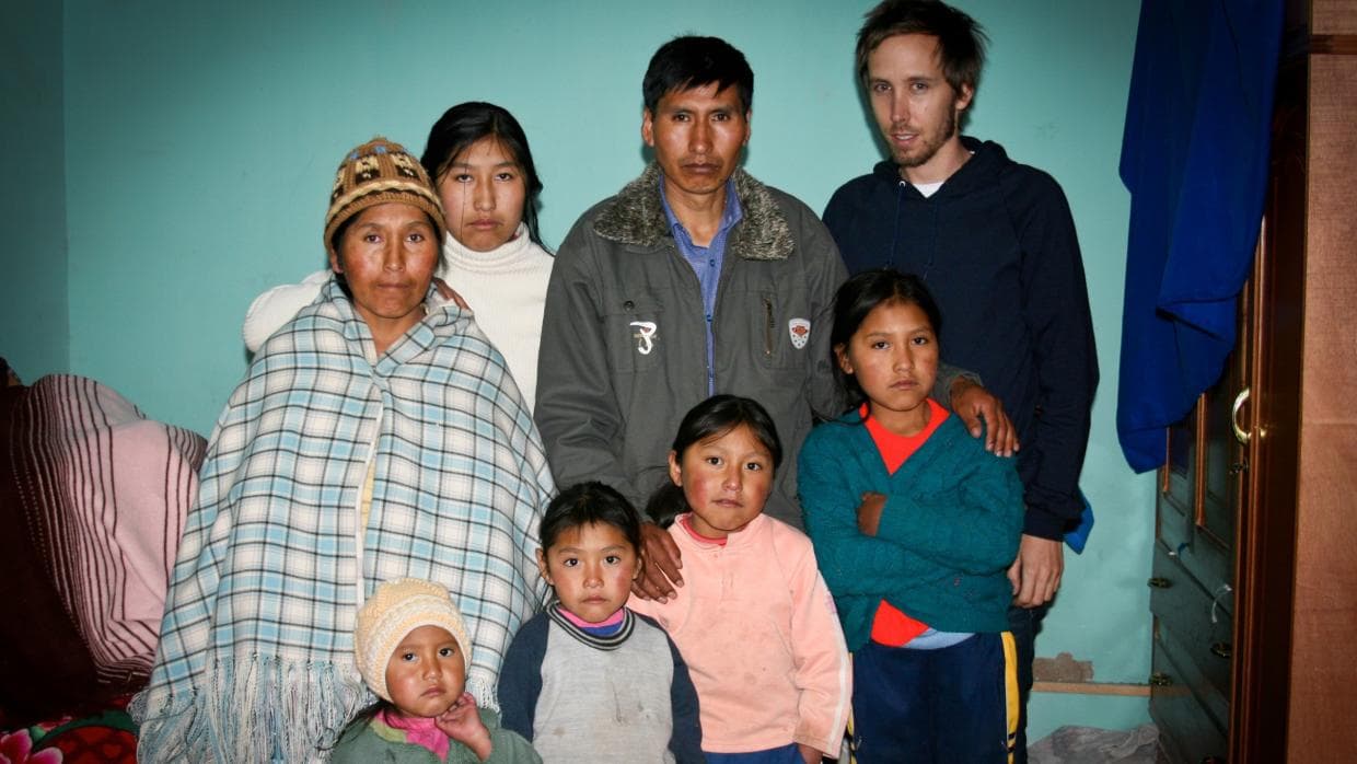Etelvina Ramos and Eloy Rojas Mamani lost one of their eight-year-old daughters to a stray bullet from the military. In the photo, Becker with the couple and their five children.