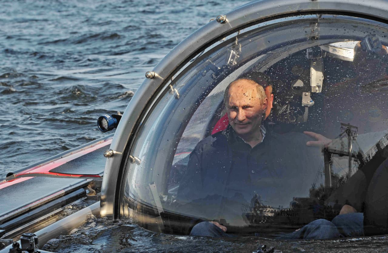 <b>Putin submarino</b>. En la fotografía tomada en 2013, el líder ruso está a bordo de un submarino para explorar los restos de un barco militar ruso hundido cerca de Finlandia a fines del siglo XIX.