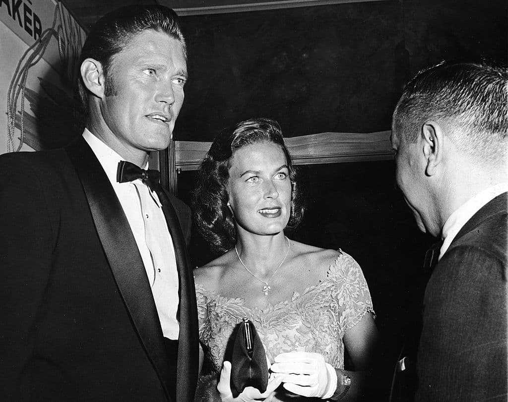 Chuck Connors | Antes de consolidarse en la pantalla grande, estuvo en el ejército y tuvo un paso fugaz por la NBA y por la MLB. Se desempeñó como actor por más de 40 años.