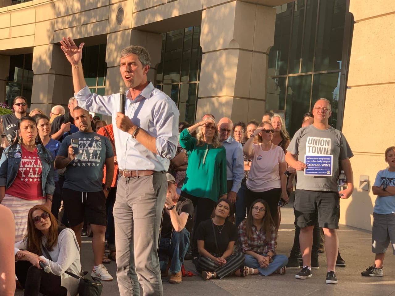 En septiembre, Sandy y Lonnie Phillips (la de camisa verde) asistieron a un evento de campaña en Aurora, Colorado, del candidato presidencial demócrata Beto O’Rourke, quien abogó por varias medidas de control de armas durante su discurso.