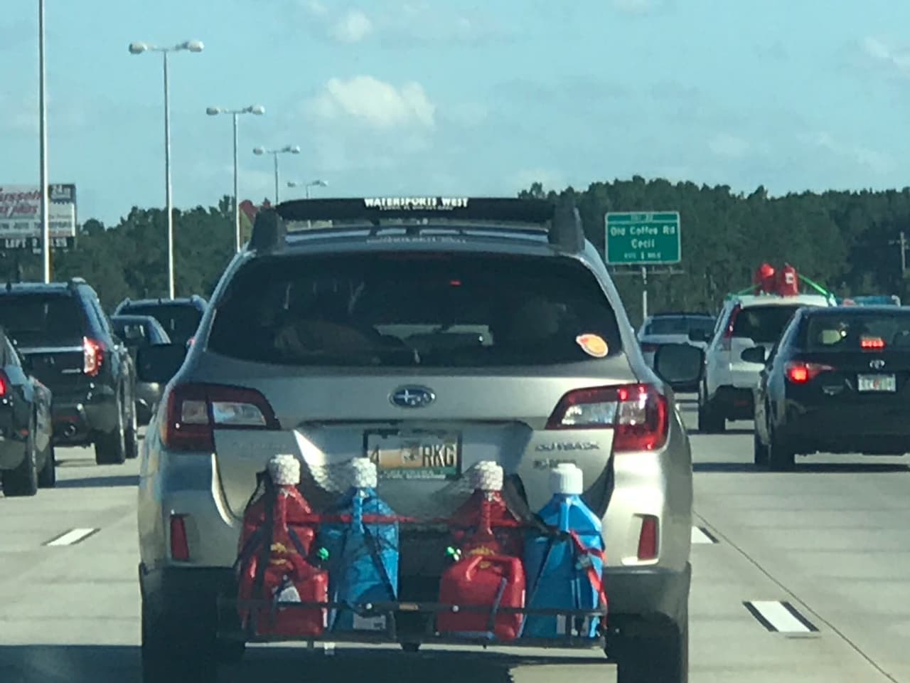 Conductores que llevan gasolina extra para el camino, en caso de que las estaciones de gasolina estén vacías.