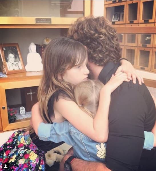 La madre de Gabriel Soto, la señora Elissa, murió cuando él era solo un niño, pero eso no ha impedido que inculque a sus pequeñas el amor por su abuela paterna. Aquí los tres fundidos en un abrazo frente al nicho donde reposan las cenizas de la señora.