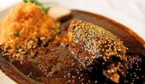 Los jueces votarán sobre el premio al Mejor Mole y los clientes pueden votar en línea para el premio People’s Choice Award. Los ganadores se anunciarán en junio.