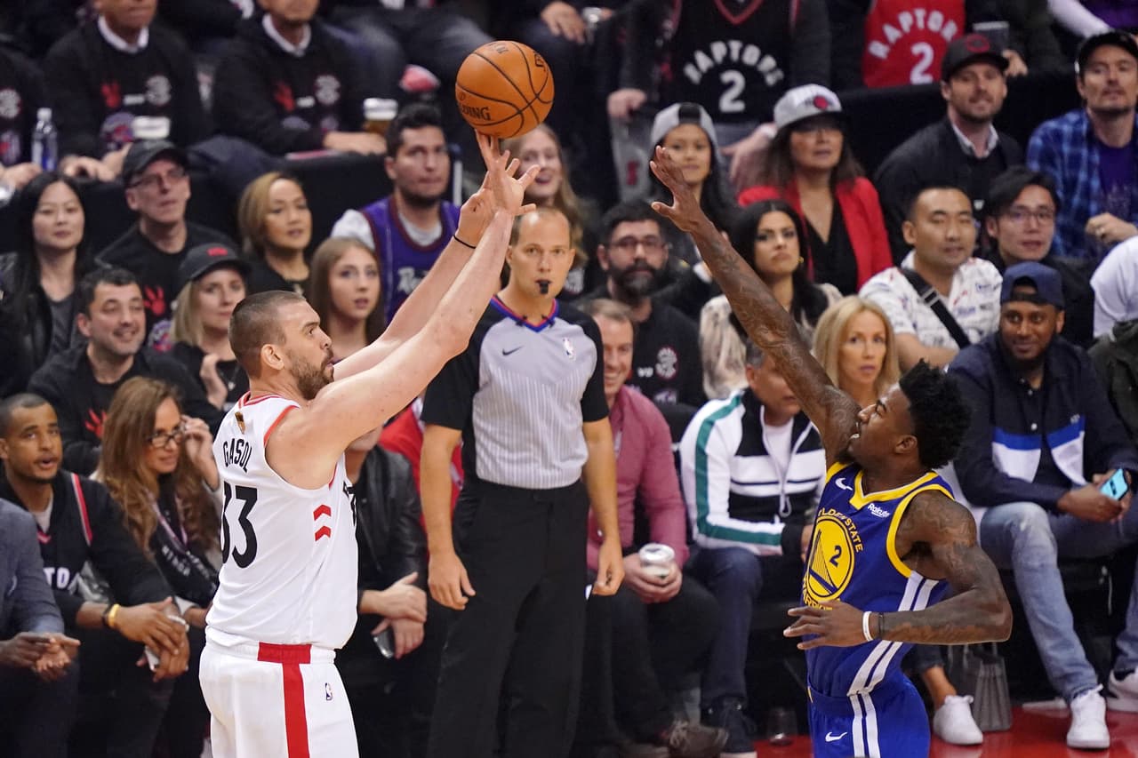 Pero también el poste español de los Raptors, Marc Gasol empezó de buena forma el encestar dos de tres intentos de triples, lo cual encendió a la multitud pues no ha estado a la altura de lo que se esperaba desde su arribo tras el canje con Memphis en el límite de cambios.