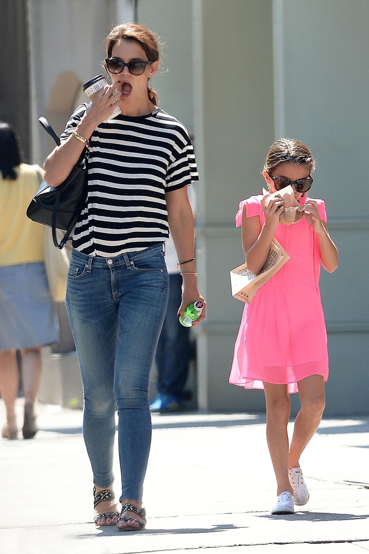 Madre e hija disfrutaron de unas donas en La Gran Manzana.