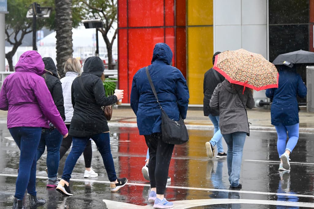 Otras personas decidieron salir el jueves con mucha precaución. En la zona de Embarcadero, en San Diego, los turistas se movilizaron temprano, intentando que sus planes no fuesen cancelados.