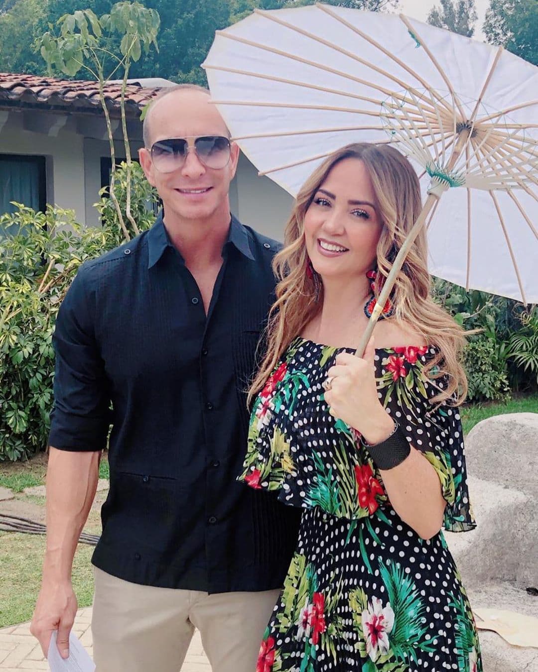 Tras intercambiar números, recibir llamadas telefónicas y salir durante tres meses, el cantante le propuso matrimonio a Legarreta, en la función en que se celebraron las 100 representaciones de la obra 'Rent'.