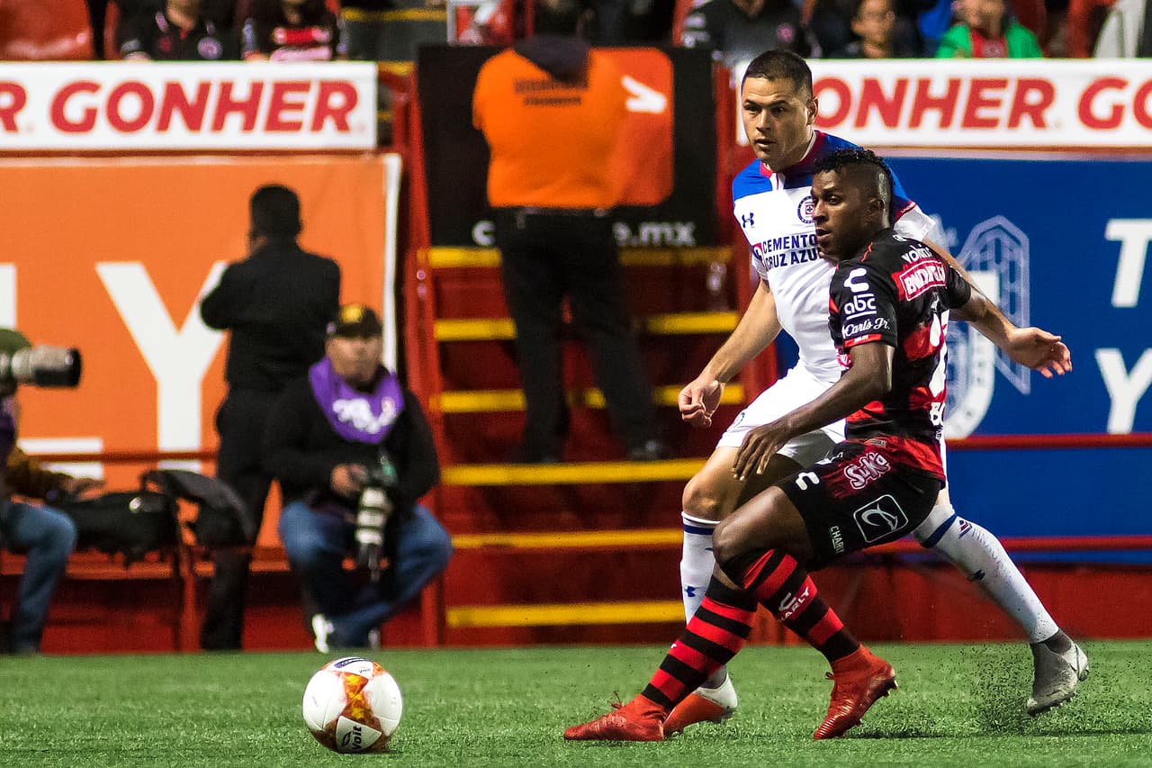 Para la segunda mitad Cruz Azul echó mano de Milton Caraglio, un jugador que haciendo de 'lobo solitario' cubre y saca jugo al balón en zona ofensiva.