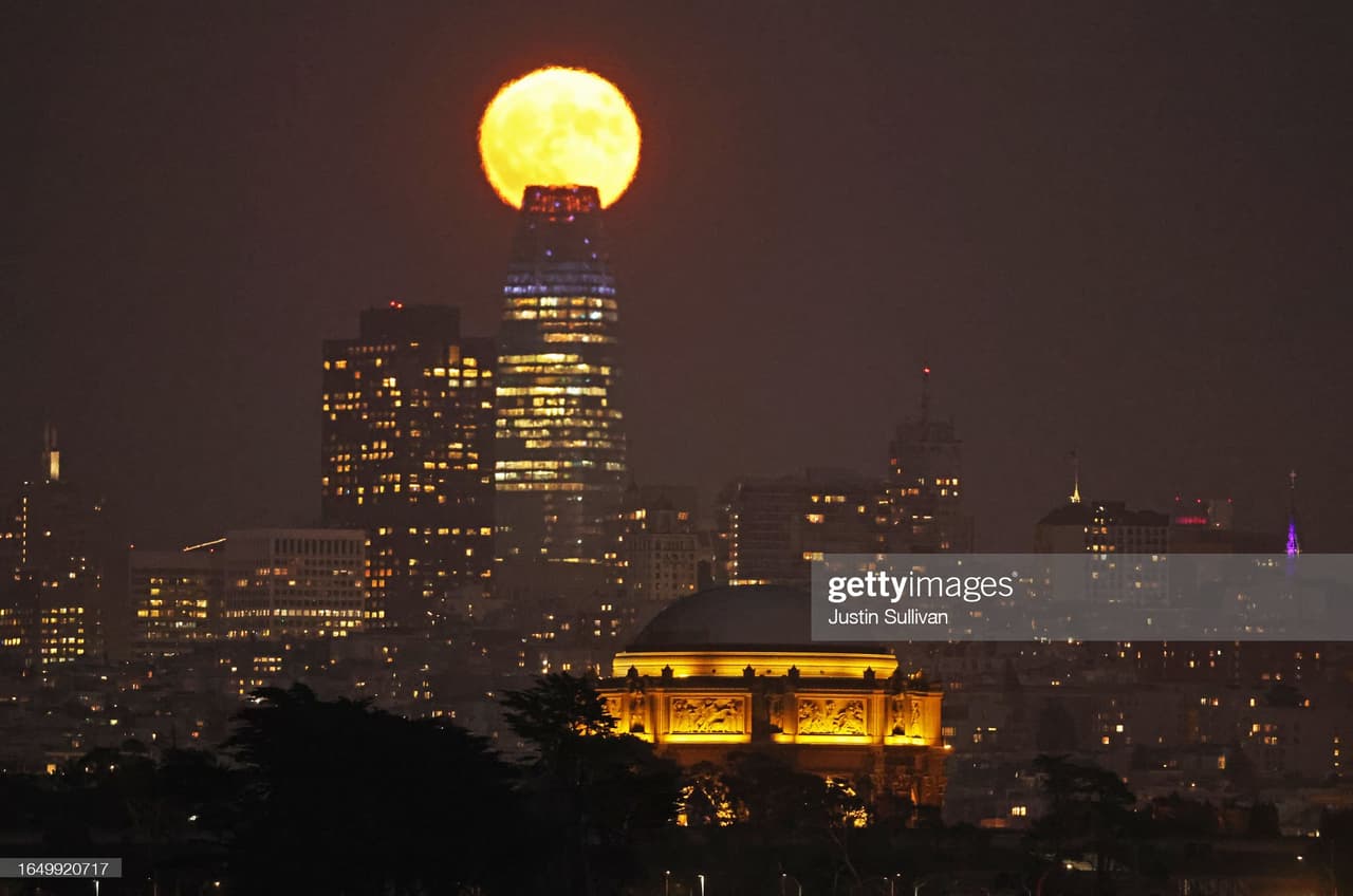 El cielo nocturno de San Francisco se iluminó con una hermosa luna azul llena el 30 de agosto, creando una imagen impresionante que muchos no olvidarán pronto.