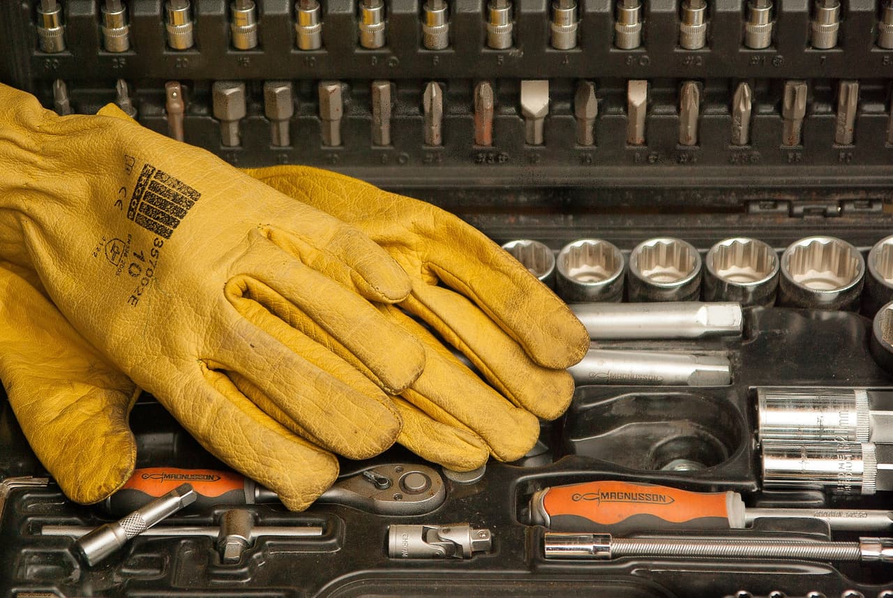 "Si lo puedes describir, es tuyo": intentan hallar al distraído que se probó unos guantes de trabajo y dejó el anillo dentro