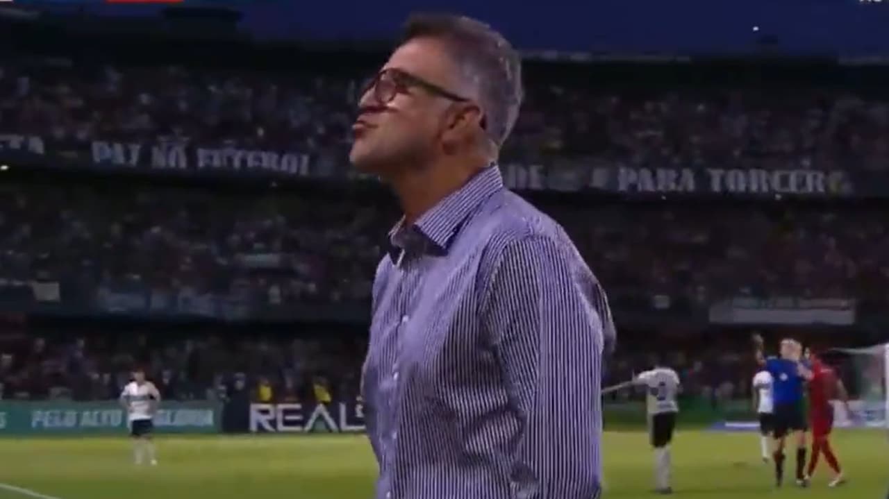 Juan Carlos Osorio intercambia provocaciones con seguidores del Coritiba