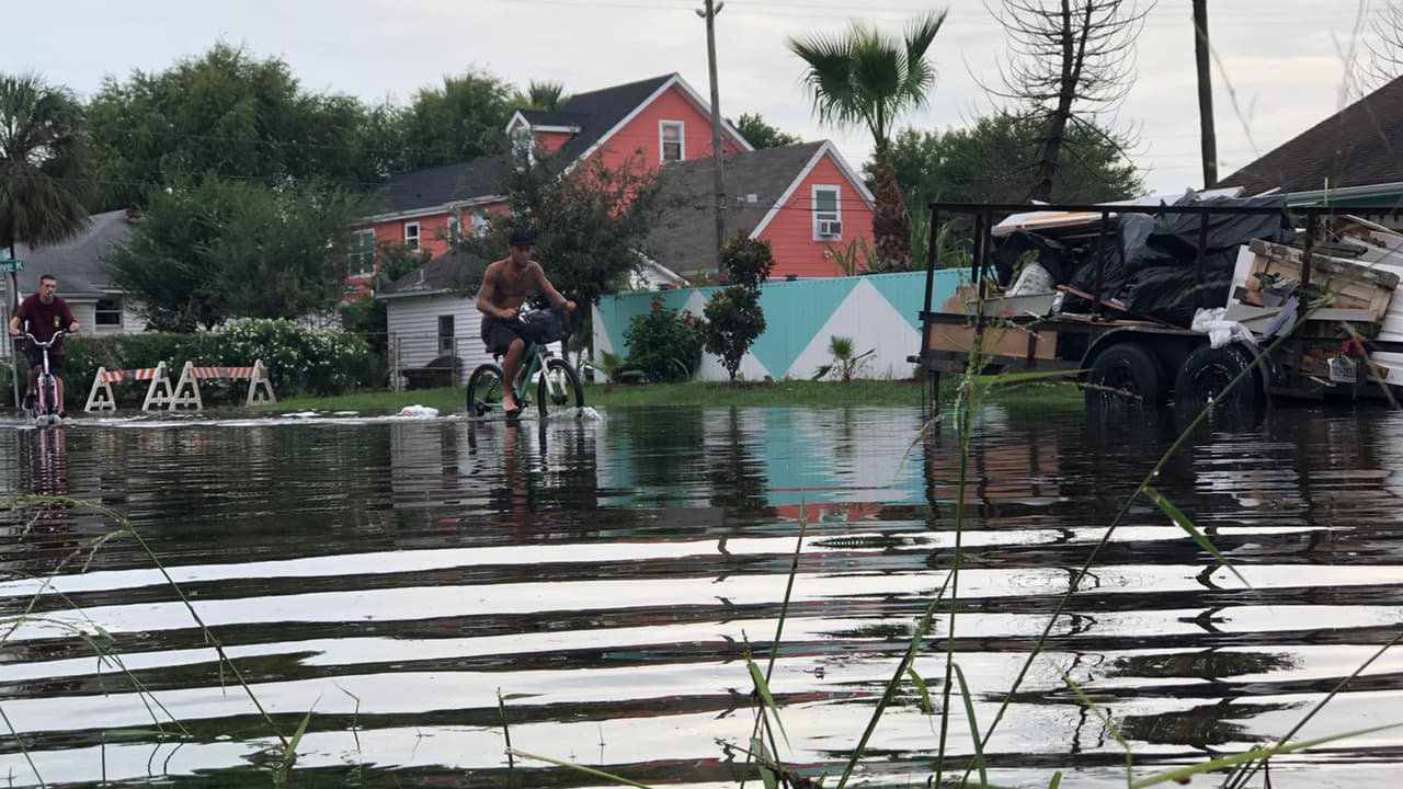 Casas y negocios se vieron afectados en la zona.