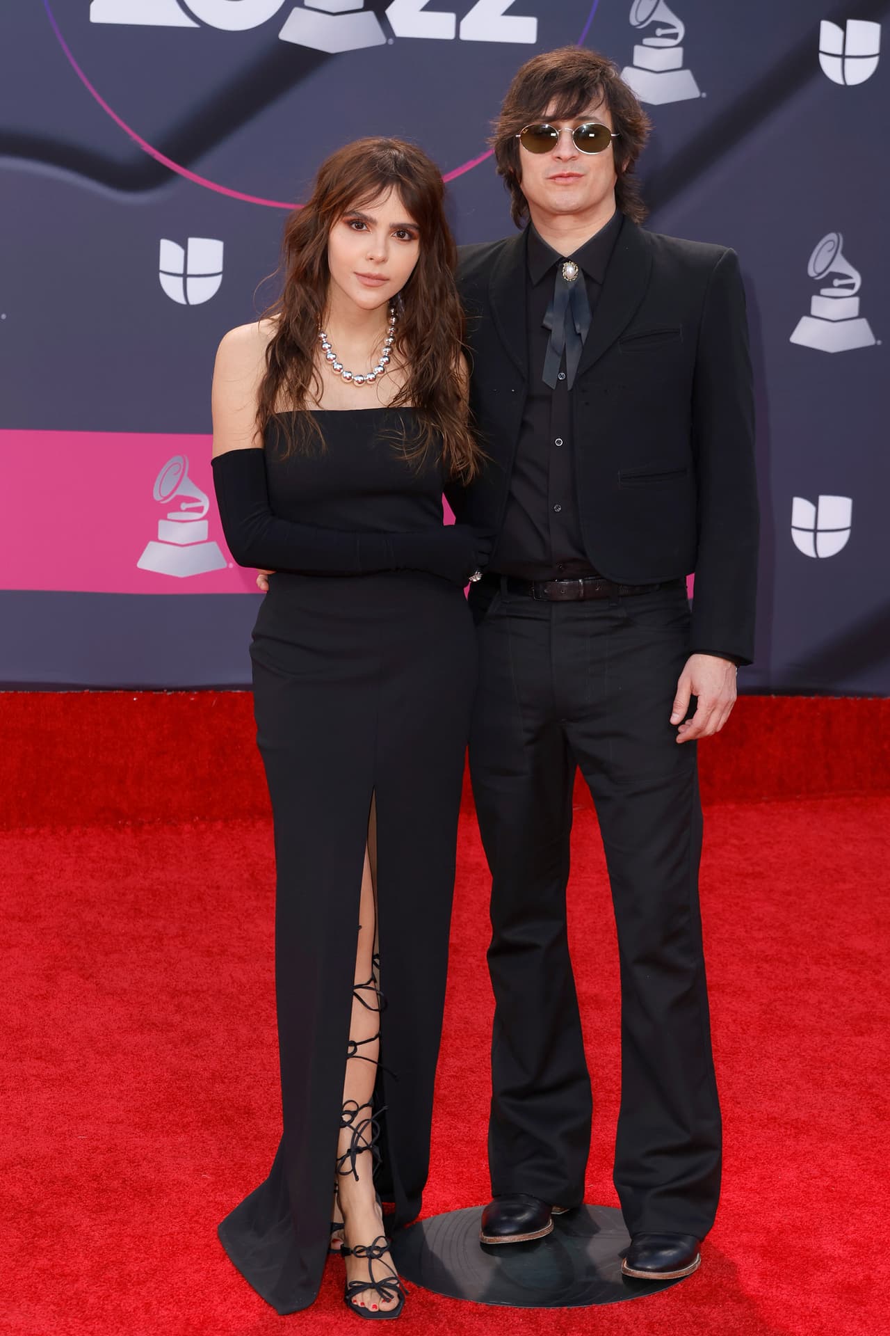 El músico Siddhartha y su pareja Yuya eligieron atuendos en el mismo color para asisitr al evento.