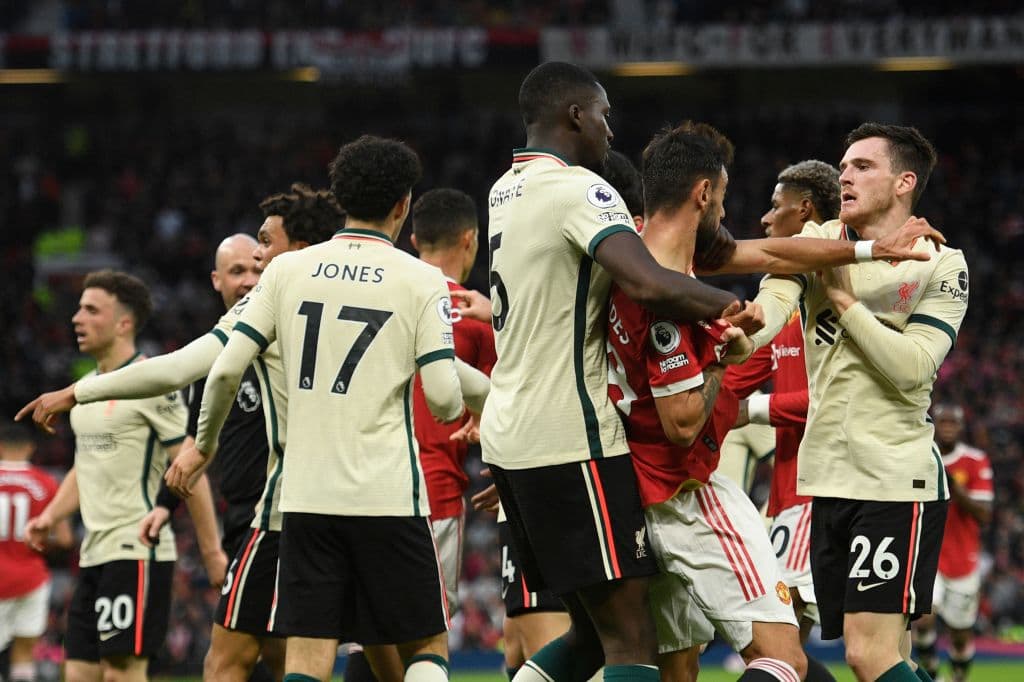 Manchester United sufre dolorosa derrota en Old Trafford ante el Liverpool, quien goleó 5-0 durante la J9. Nabi Keita (5'), Diogo Jota (13') y Mohamed Salah con hat-trick (38', 45+5' y 50') se encargaron de las anotaciones ante los locales; Cristiano Ronaldo no pudo anotar en esta ocasión.