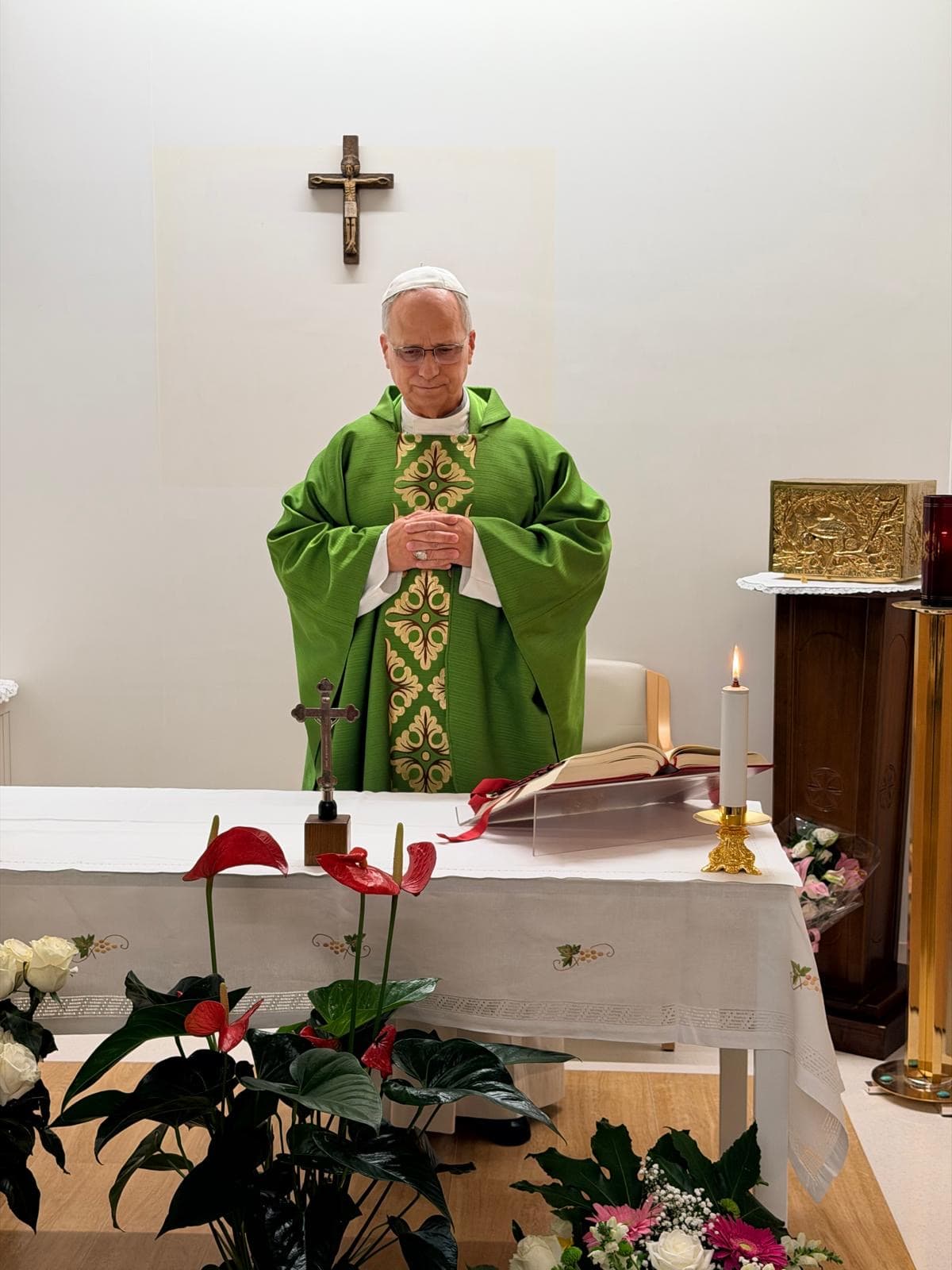 El papa León celebró la misa este viernes en el policlínico Gemelli después de una operación pulmonar.