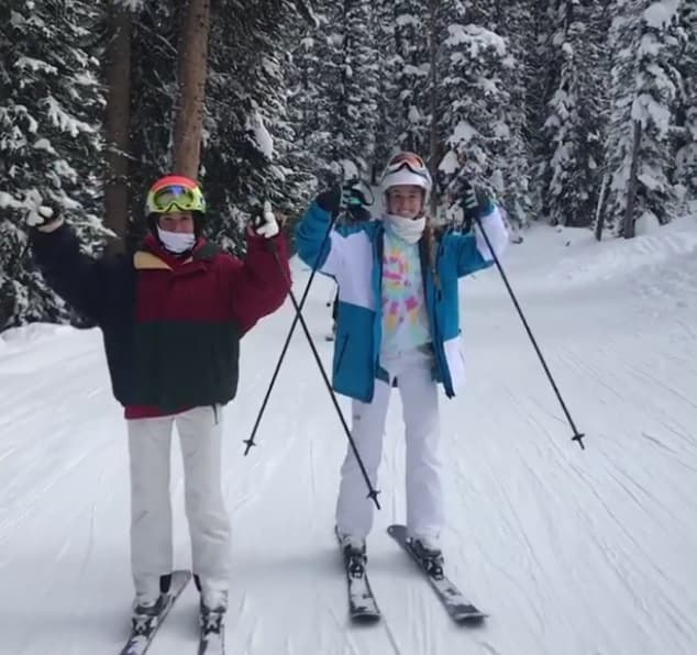 Hannah, Nicole y Alex recorrieron los senderos cubiertos de nieve con Alan. El orgulloso padre los grabó practicando esquí y los animó a que hicieran sus mejores piruetas para presumirlas en redes sociales.