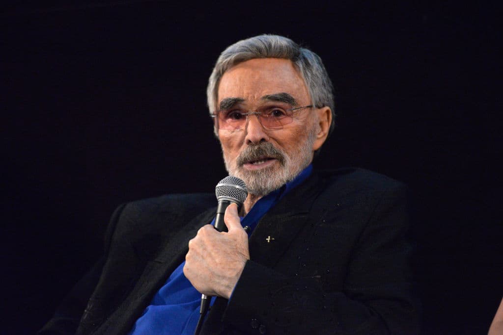 Burt Reynolds | Jugó en la Universidad Estatal de Florida durante los cincuenta. Durante sus años como estudiante obtuvo una beca para la escuela de actuación de New York. Debutó en Hollywood en los sesenta y eventualmente participó en varios programas de televisión.