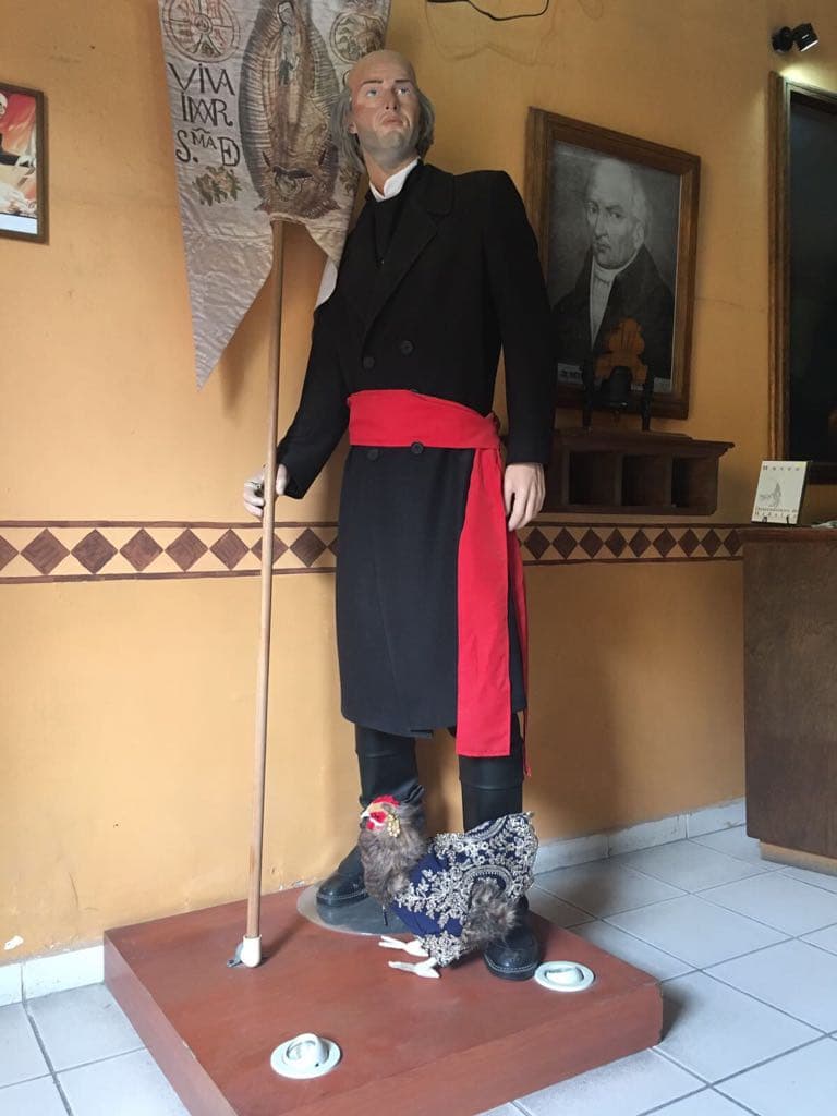 La mascota emplumada también queria sus fotos en este paso por Guanajuato.
