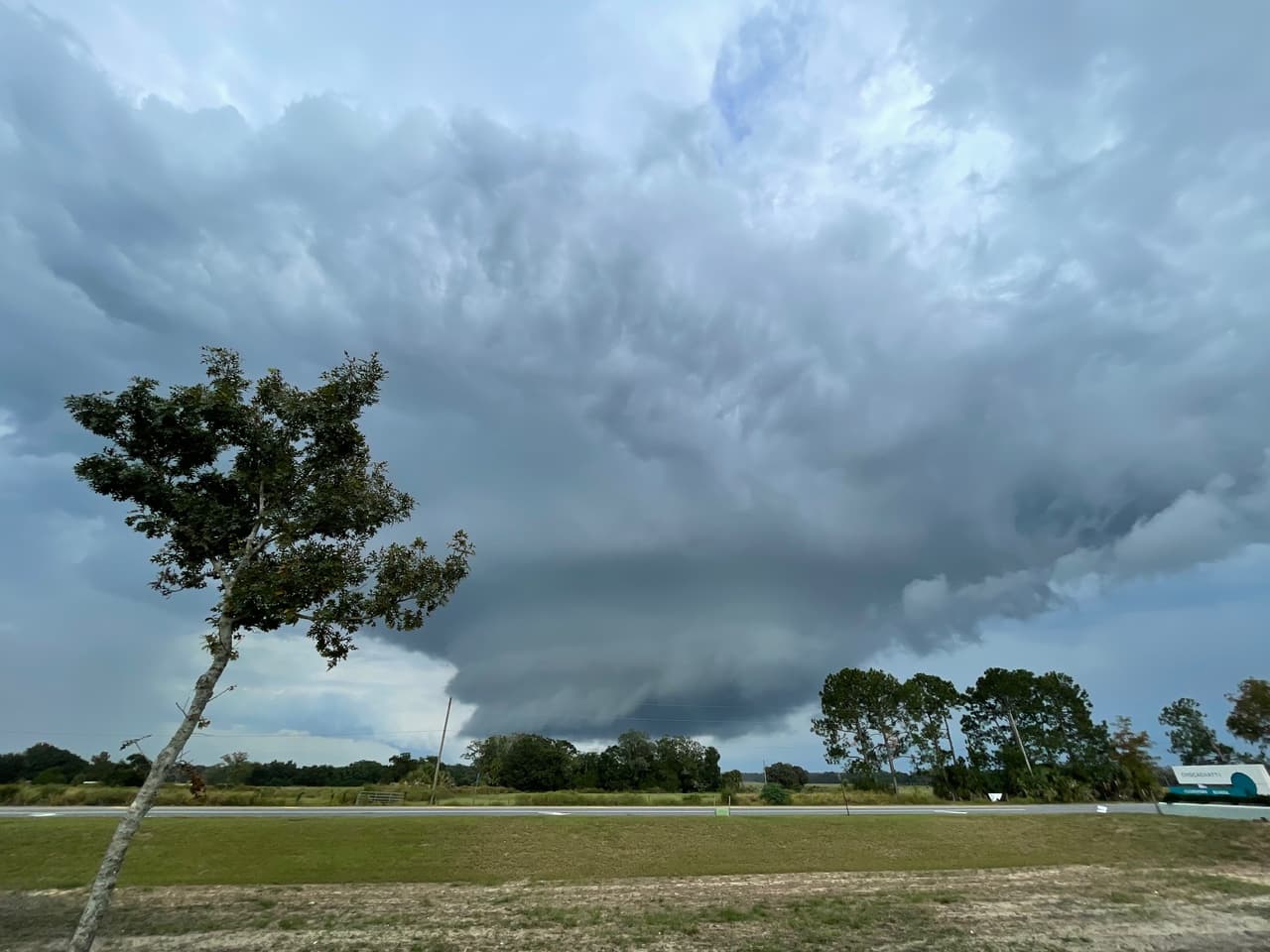 El mal tiempo sigue en la Bahía de Tampa y en Florida Central este jueves. Para recibir las alertas del tiempo y últimas actualizaciones, esta es nuestra aplicación para la
<b><a href="https://www.univision.com/local/tampa-wvea/aplicacion-noticias-1" target="_blank">Bahía de Tampa.</a></b>