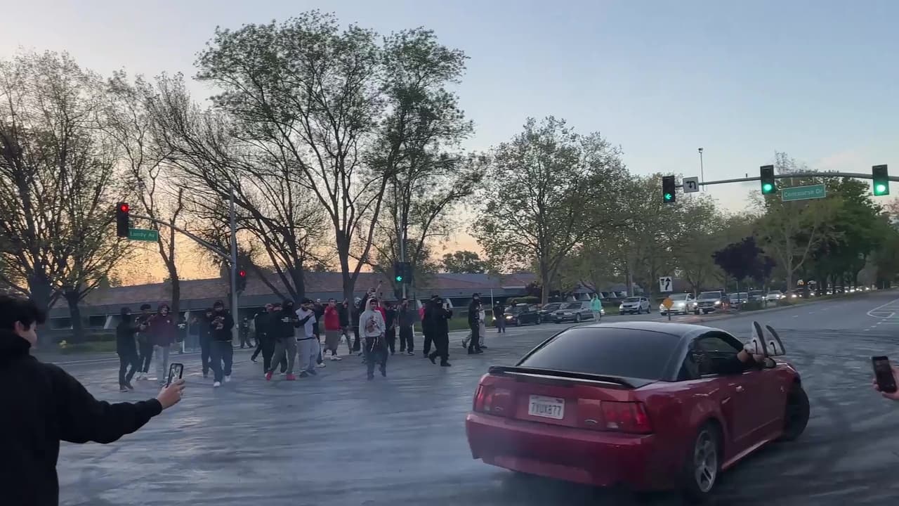 El alcalde argumenta que las plataformas de redes sociales deben asumir parte de la responsabilidad en la solución de este problema.
<br>