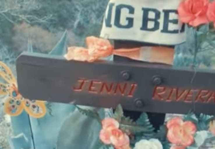 El gorro fue colocado en la cruz de madera que existe en el paraje donde se impactó la avioneta en que viajaba la cantante.