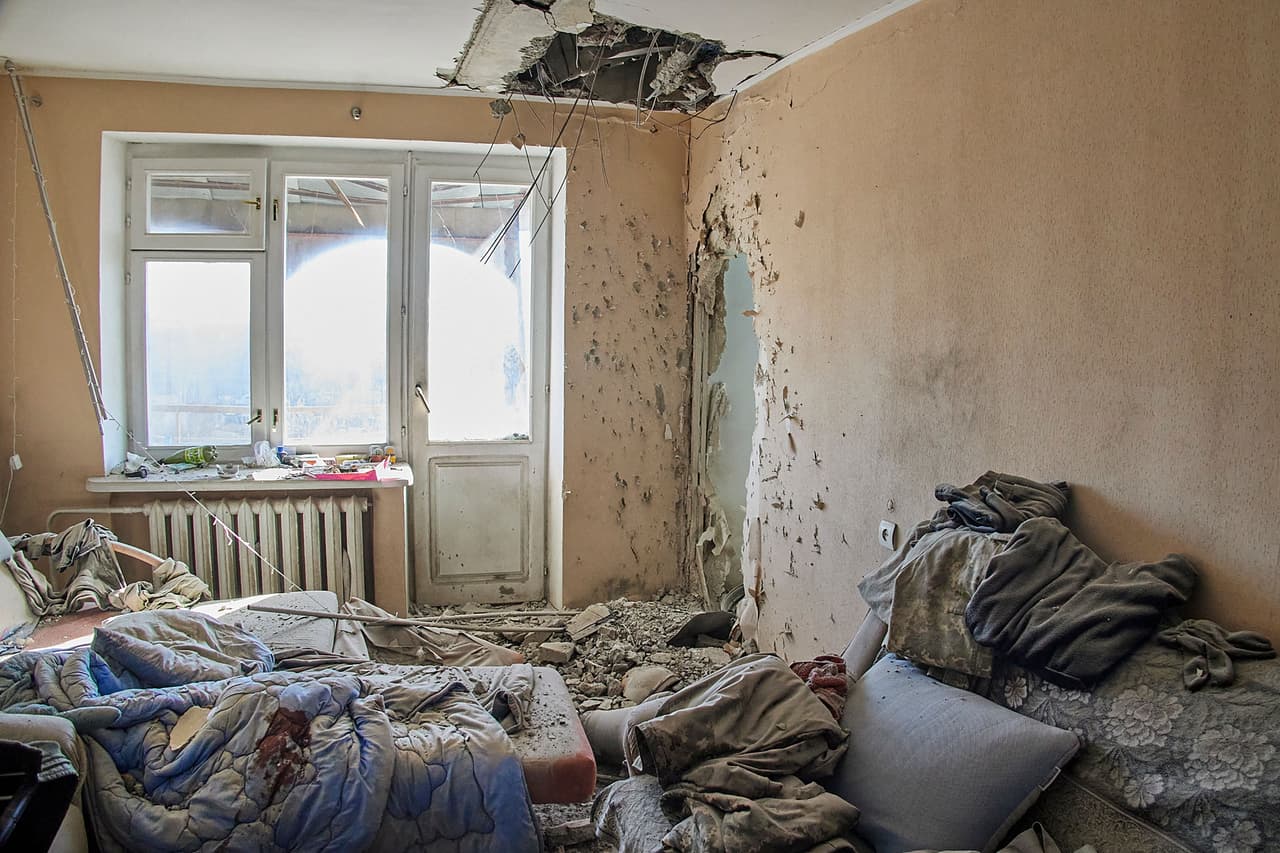 El interior de una residencia dañada tras un ataque militar ruso en en Kharkiv, al este de Ucrania, el 24 de febrero.