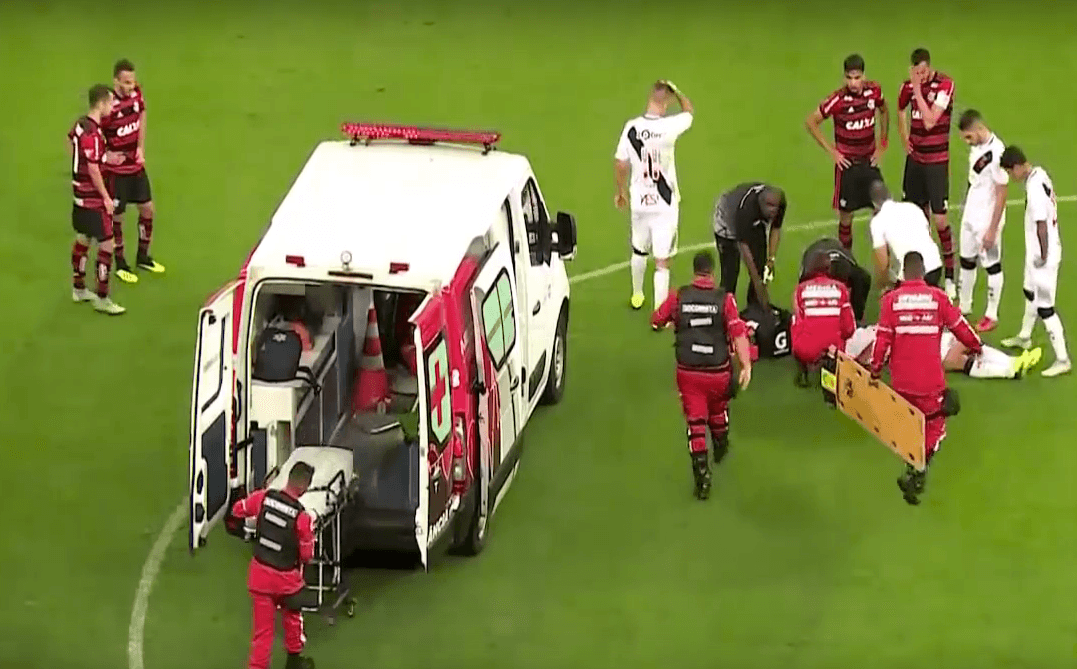 A eso se le sumó la camilla para movilizar al jugador hacia la ambulancia.