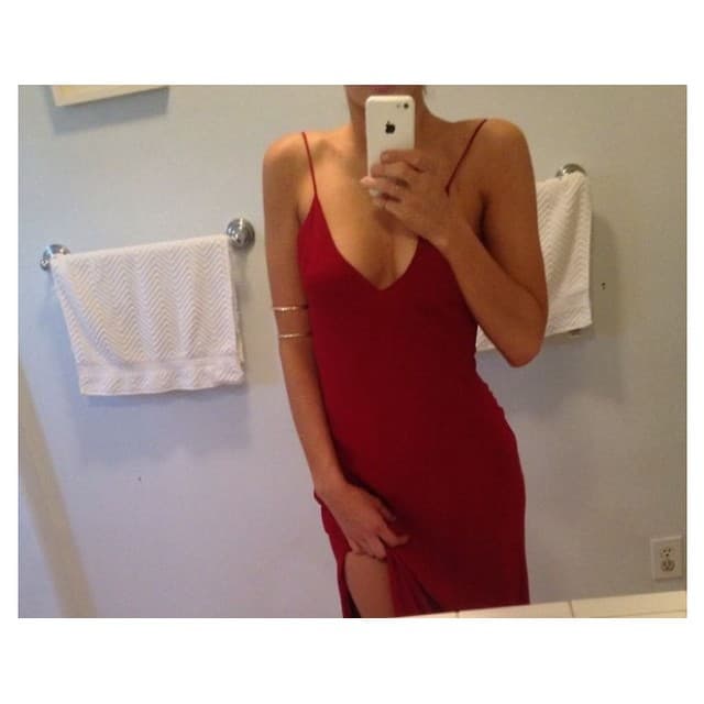 En un sensual vestido rojo.