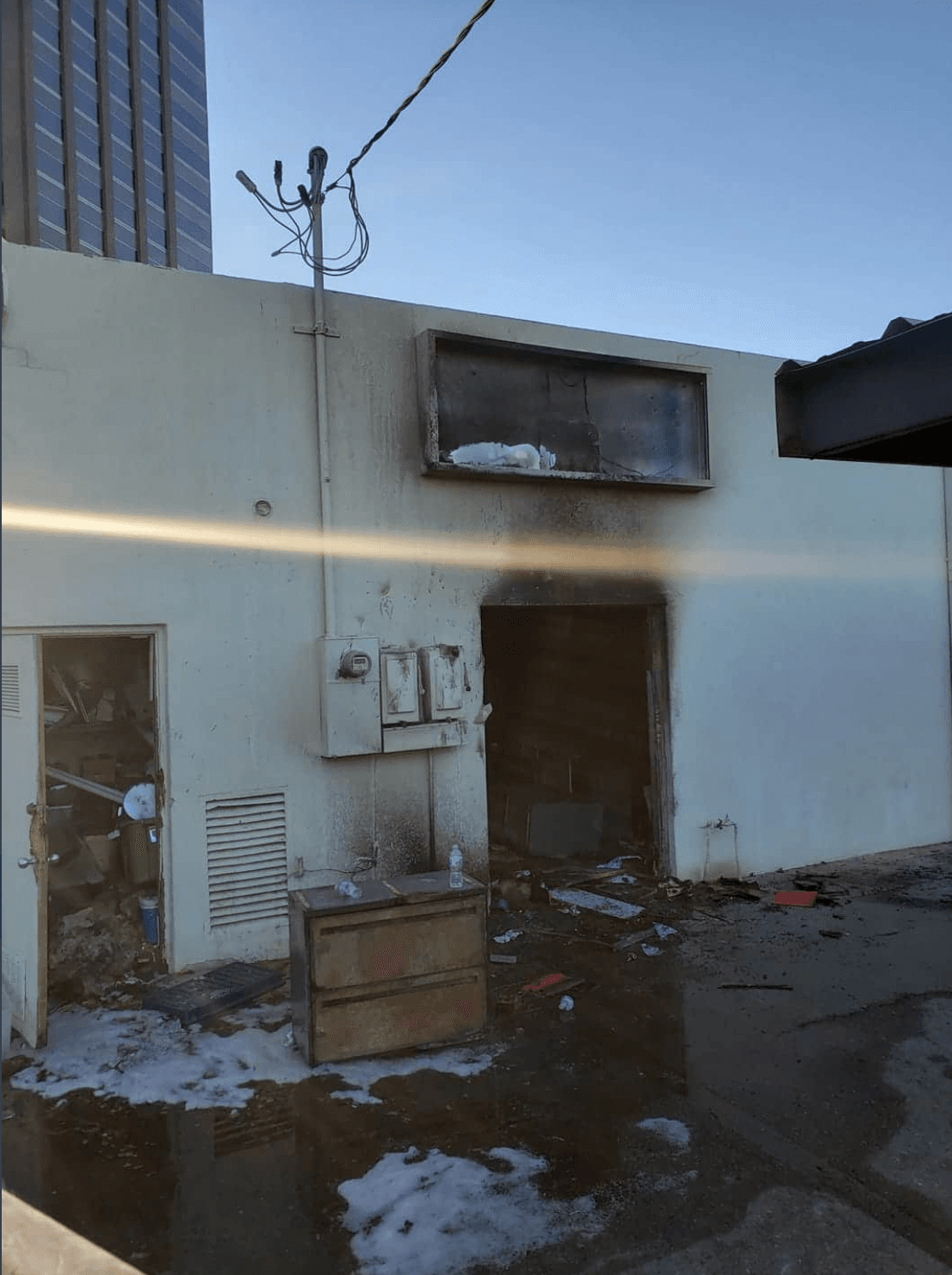 <a href="https://www.univision.com/local/arizona-ktvw/elecciones-estados-unidos-2020/investigan-incendio-que-causo-danos-a-la-sede-del-partido-democrata-en-phoenix">El presidente del Partido Demócrata en Arizona</a>, Steven Slugocki, publicó en twitter que se sintió devastado luego de observar los daños del incendio. "Perdimos nuestro lado del edificio del Partido Demócrata del condado de Maricopa.
<a href="https://twitter.com/Slugocki/status/1286671377253036033/photo/1" target="_blank">El fuego destruyó todo por completo. Triste</a>" .
<br>